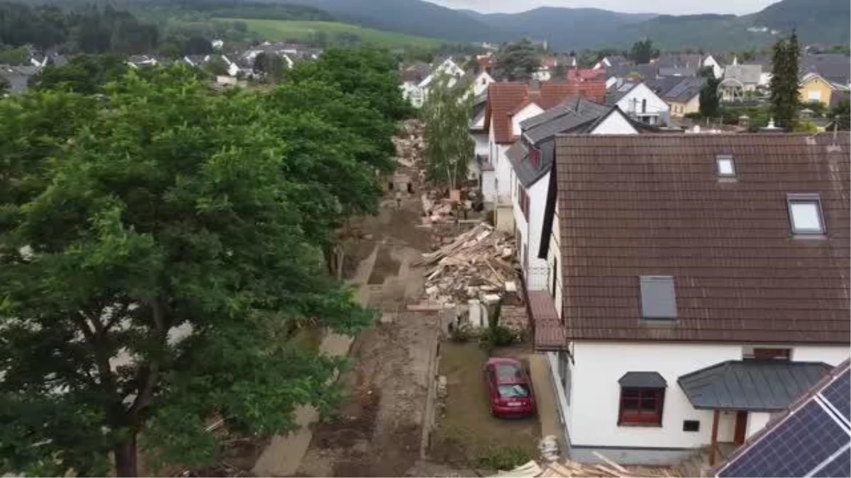 Son dakika: Selden en çok etkilenen şehirlerden Ahrweiler şehri havadan görüntülendi