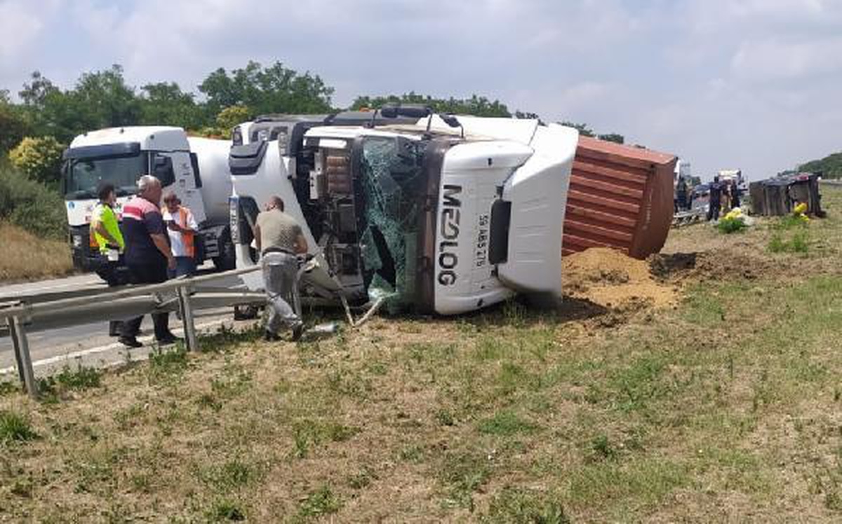 Silivri\'de TIR ile otomobil çarpıştı: 5 yaralı