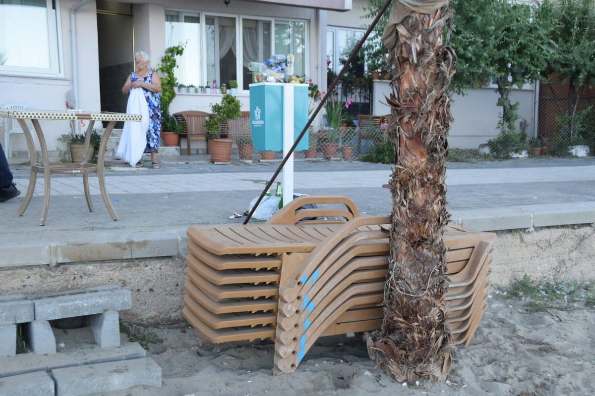 Süleymanpaşa\'da plajda izinsiz kiralanan şezlonglar toplandı