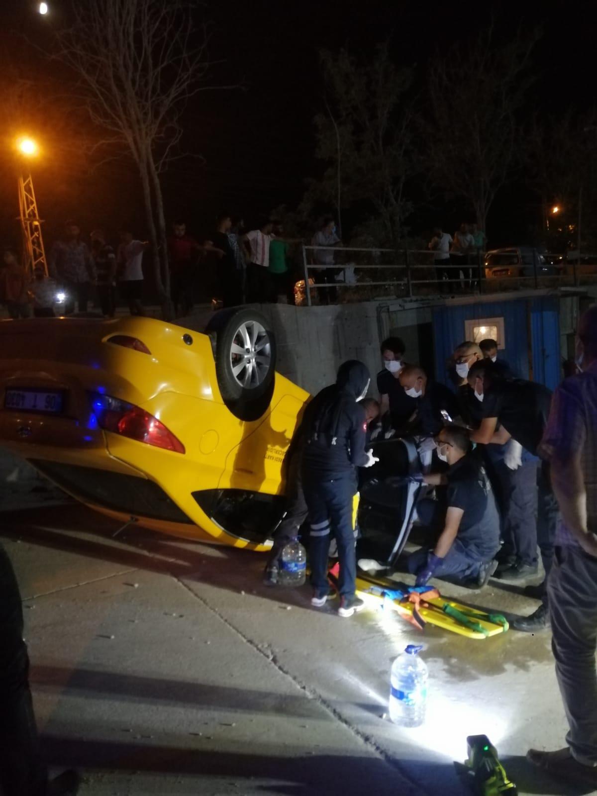 Takla atan taksinin şoförünü polis ve sağlık ekipleri kurtardı