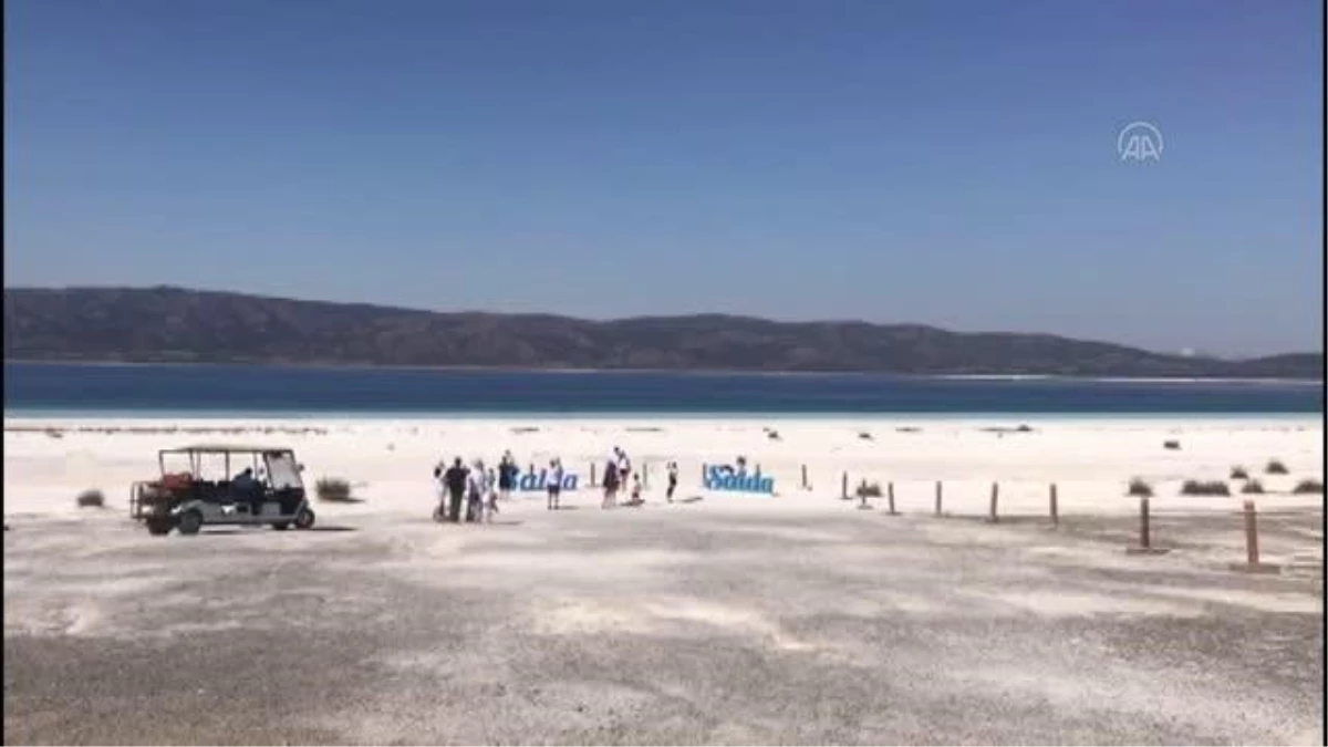 Tatilciler bayram arifesinde Salda Gölü\'ne ilgi gösterdi