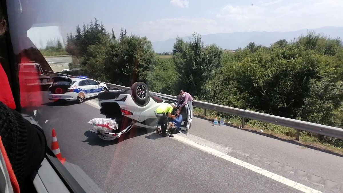 TEM\'de park halindeki otomobile çarpan araç takla attı: 1 yaralı
