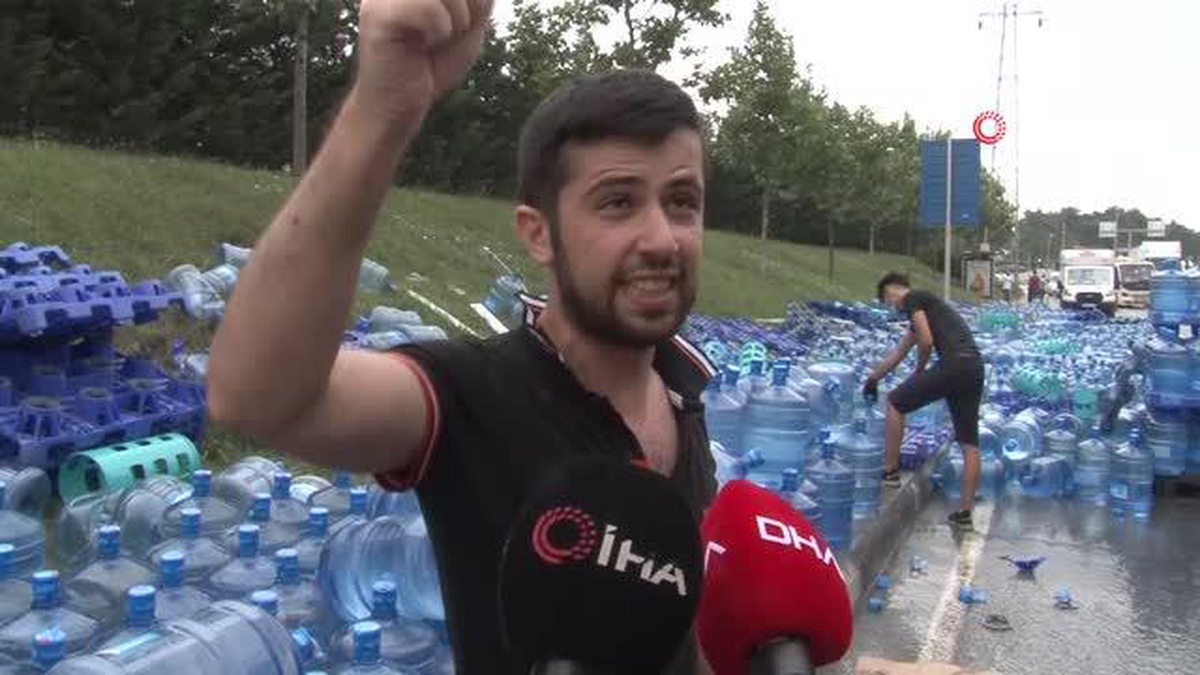 Tırın dorsesi çöktü, su damacanalarını yola saçıldı
