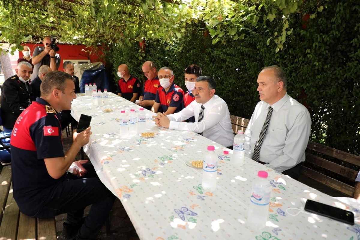 Vali Atay ve Başkan Özlü itfaiye erleri ile bayramlaştı
