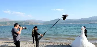 Van Gölü'nün eşsiz koyları yeni evlenen çiftlerin doğal stüdyosu oldu