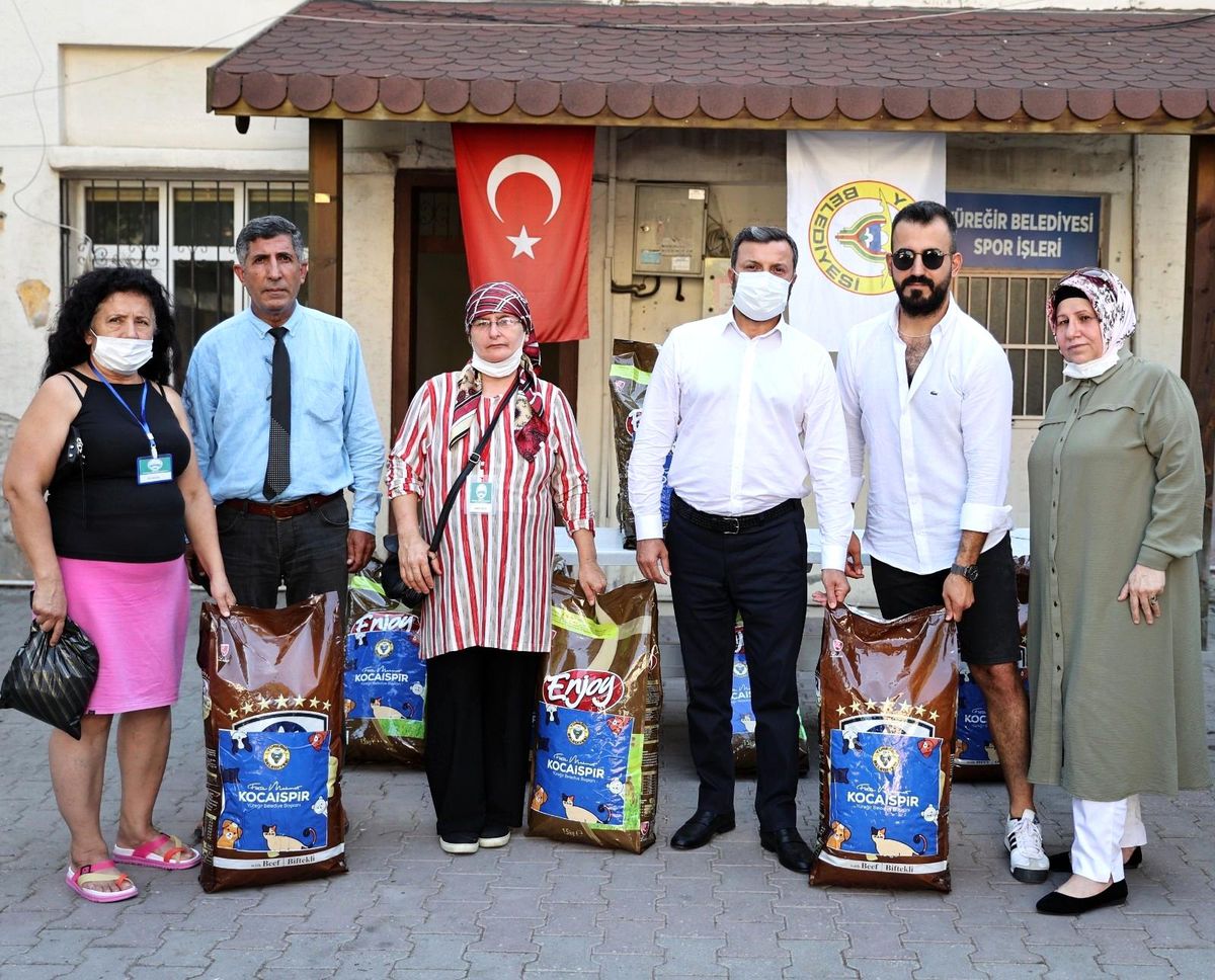 Yüreğir Belediyesinden sokak hayvanlarına mama desteği