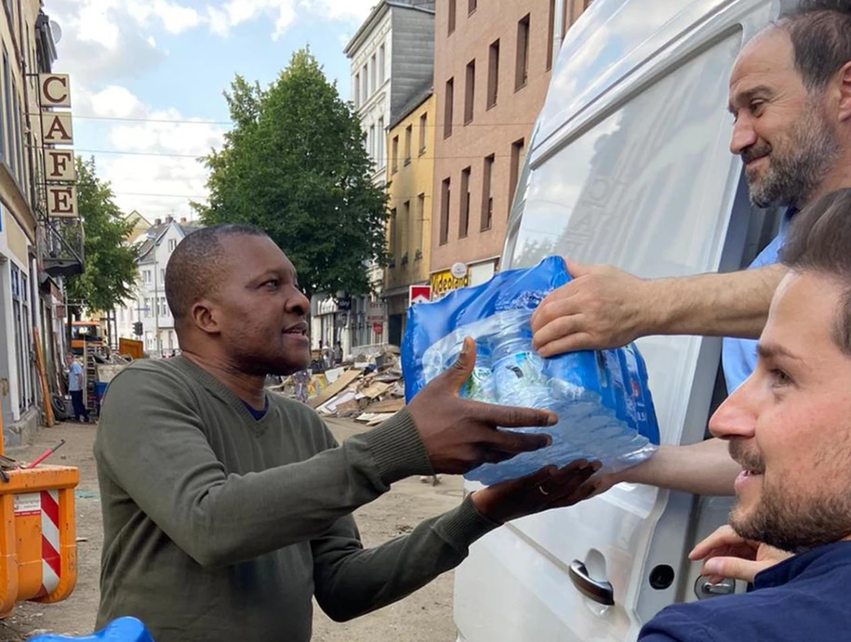 Son dakika haberi... Almanya\'da Diyanet İşleri Türk İslam Birliği gönüllülerinden sel felaketi mağdurlarına yardım
