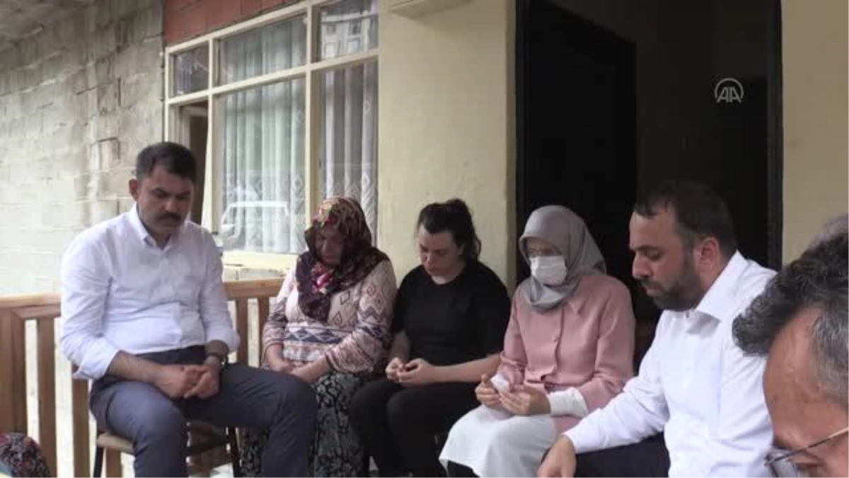 Bakan Kurum, heyelanda hayatını kaybedenlerle kaybolan kişinin ailesini ziyaret etti