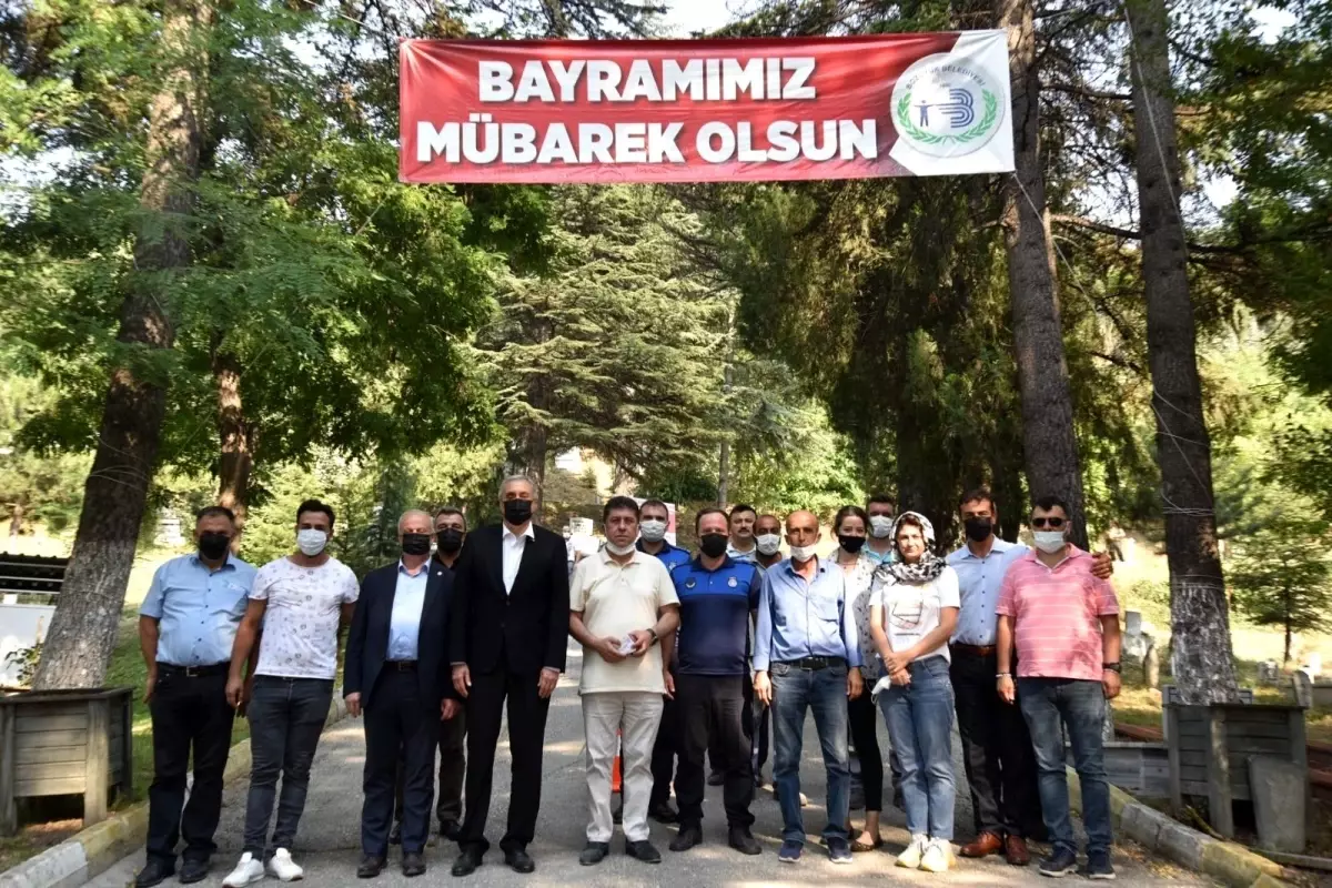 Başkan Bakkalcıoğlu, mezarlık ziyaretine gelen vatandaşlarla bir araya geldi