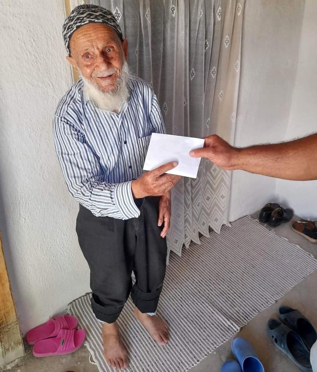 Bayram arifesinde dolandırılan yaşlı adama Aydın\'dan yardım eli uzandı