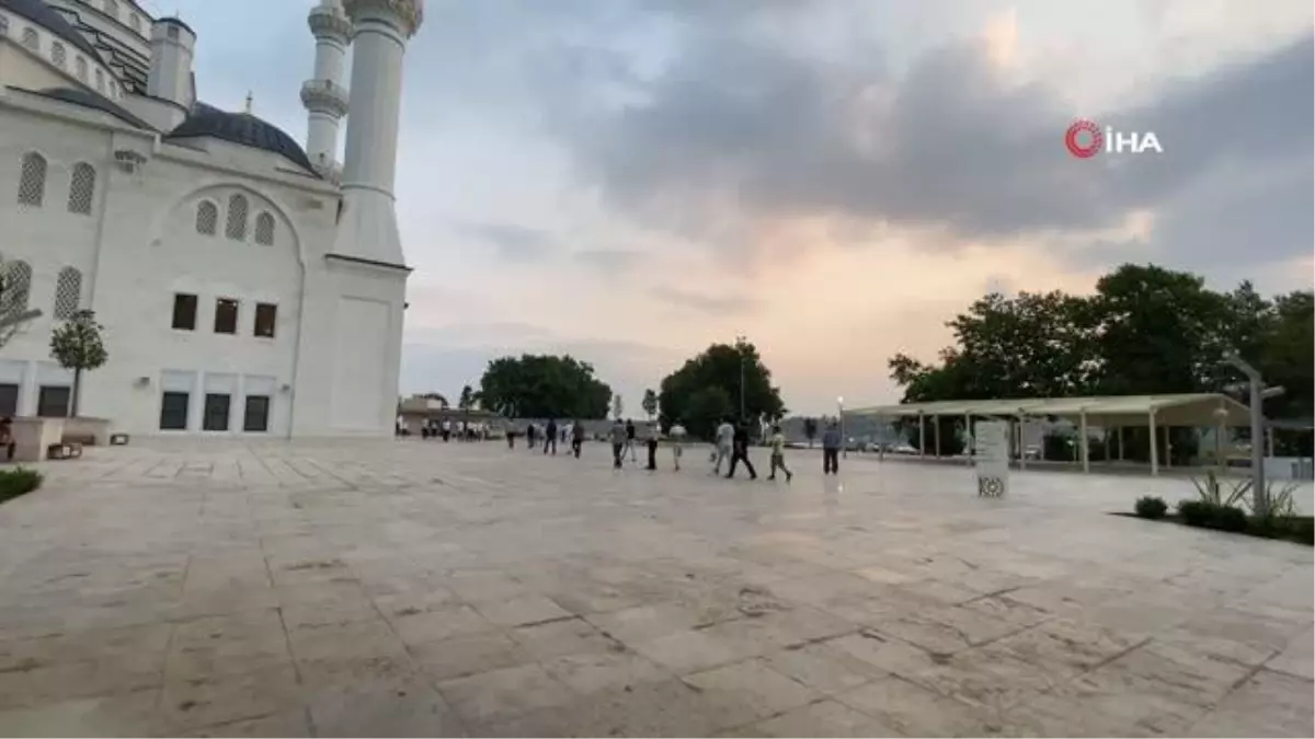 Cumhurbaşkanı Erdoğan\'ın açtığı Uzunmehmet Camii\'nde ilk bayram namazı