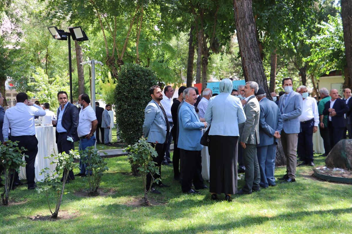 Diyarbakır Valiliği bahçesinde bayramlaşma programı düzenlendi