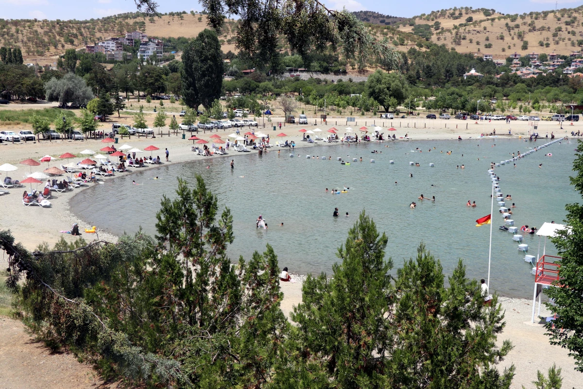 Doğu\'da tatilcilerin vazgeçilmez adresi Hazar Gölü, turizmde bayram bereketi yaşıyor