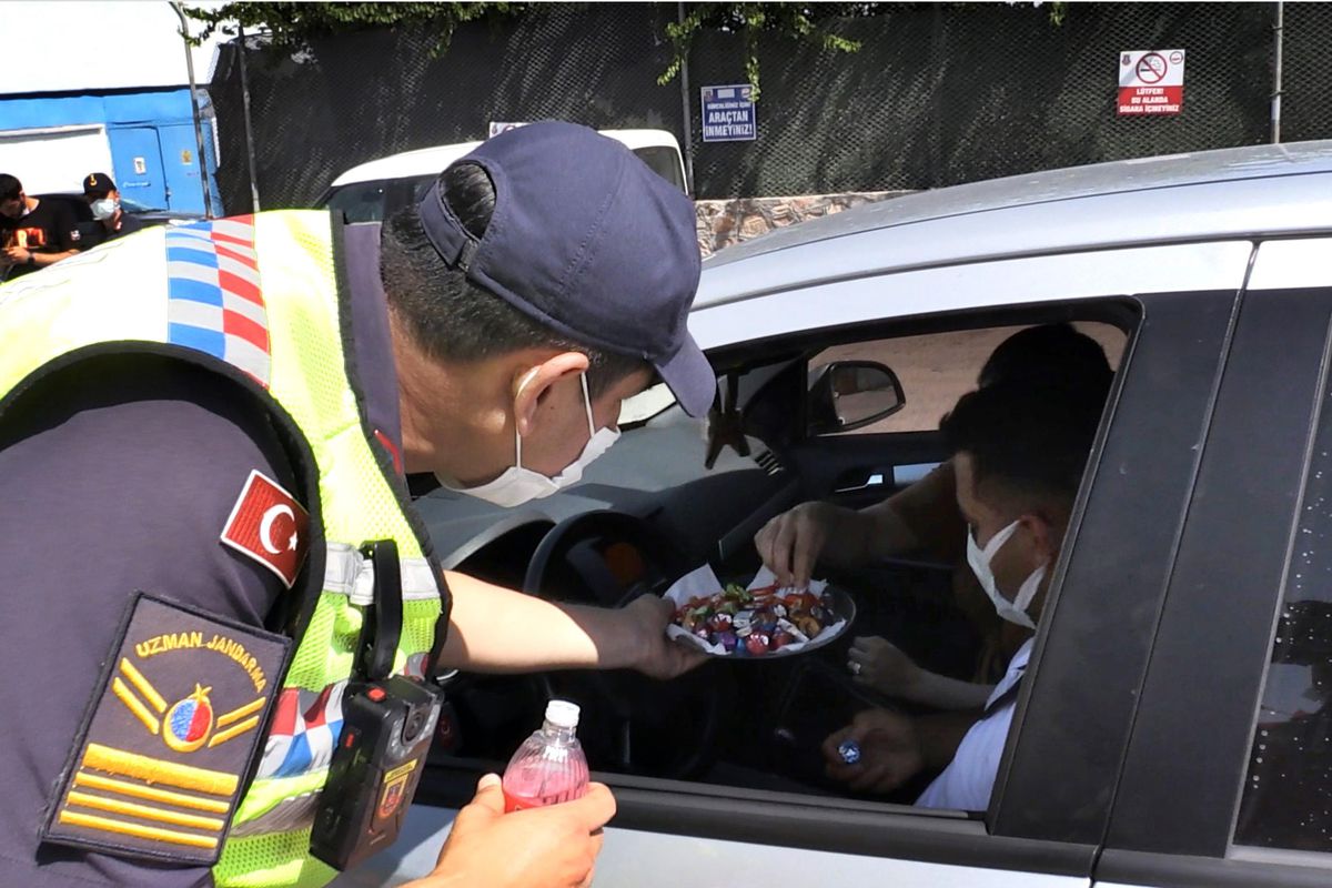 Elazığ\'da trafik denetimi yapan jandarma ekiplerinden vatandaşlara bayram şekeri ikramı