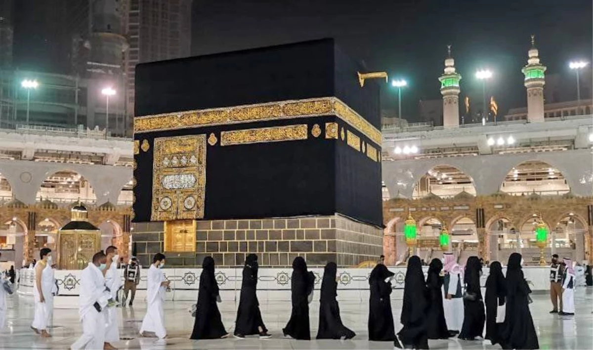 Hacılar ziyaret tavafı için Mescid-i Haram\'da