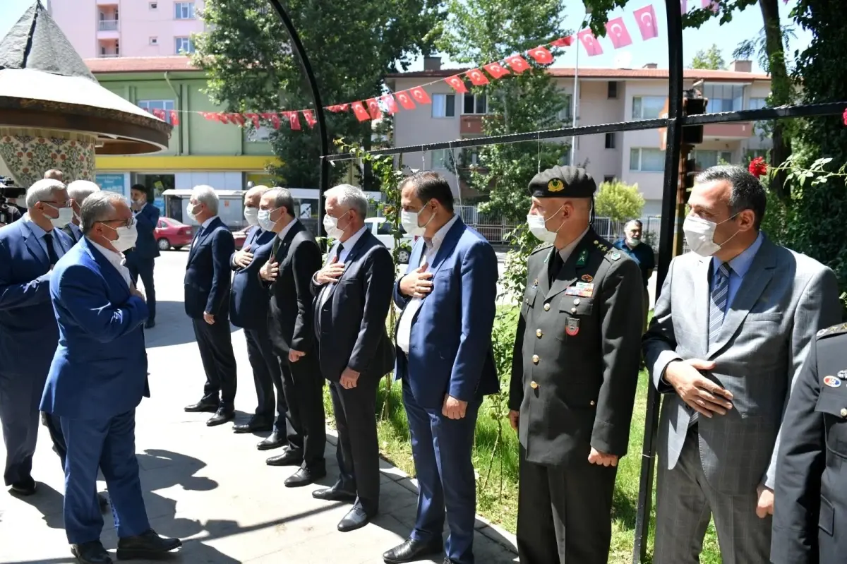 Isparta Valisi Seymenoğlu\'ndan bayramlaşmada aşı çağrısı