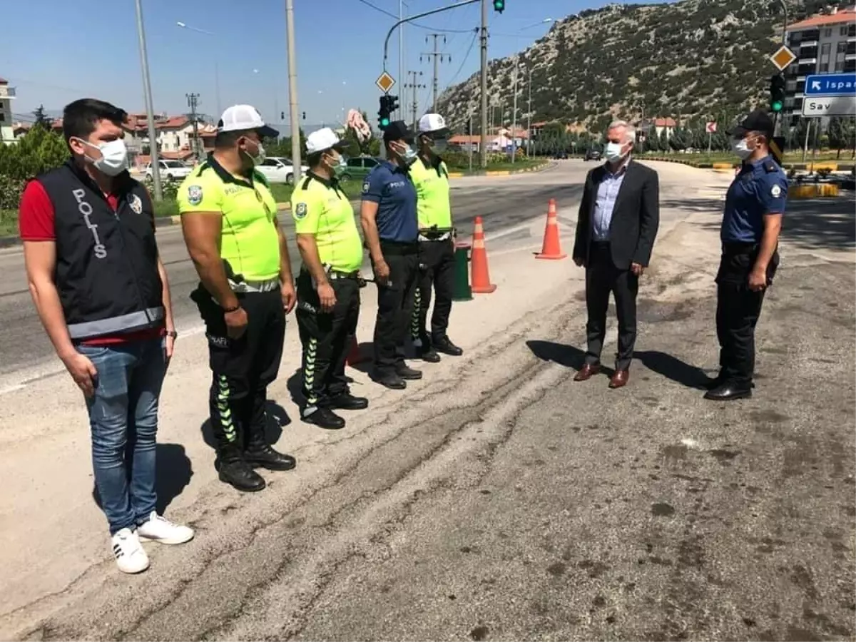 Isparta Valisi Seymenoğlu trafik uygulama noktalarını ziyaret etti