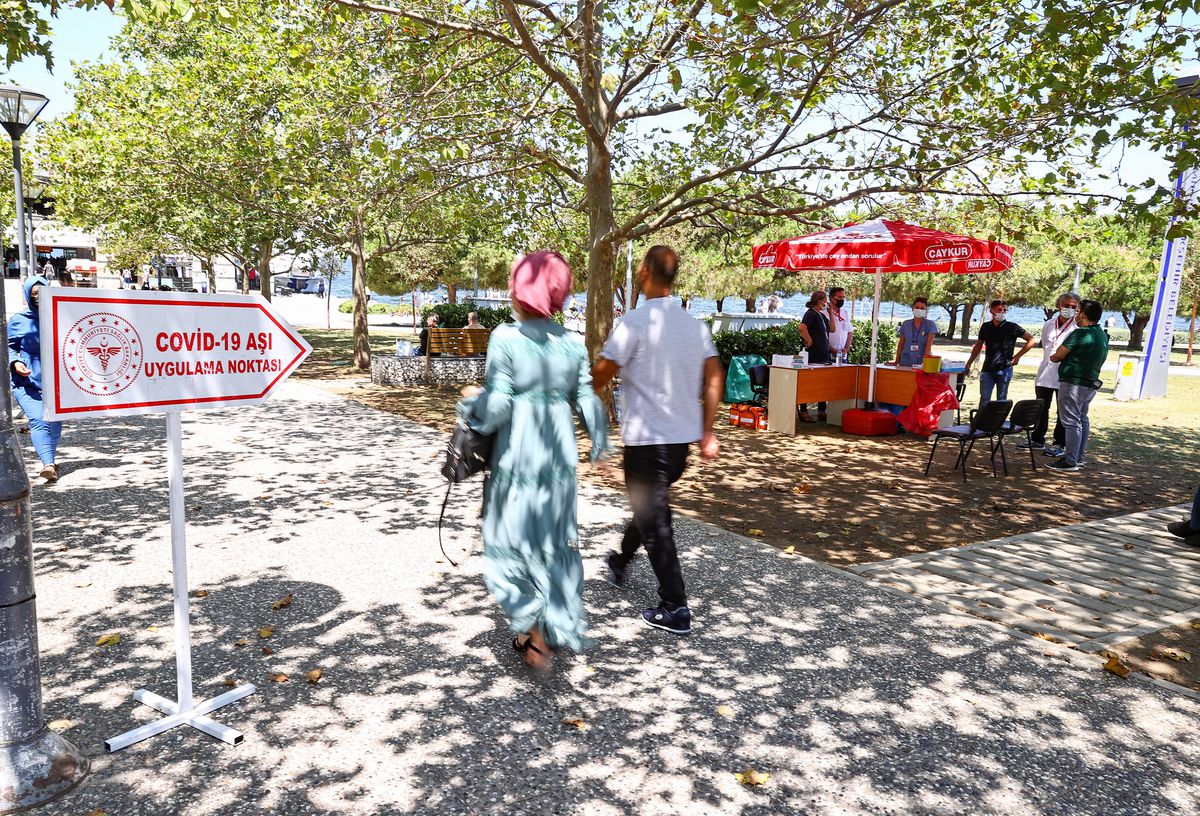 İzmir\'de meydanlarda kurulan aşılama noktalarında vatandaşlar hem aşılarını oluyor hem bayramlaşıyor