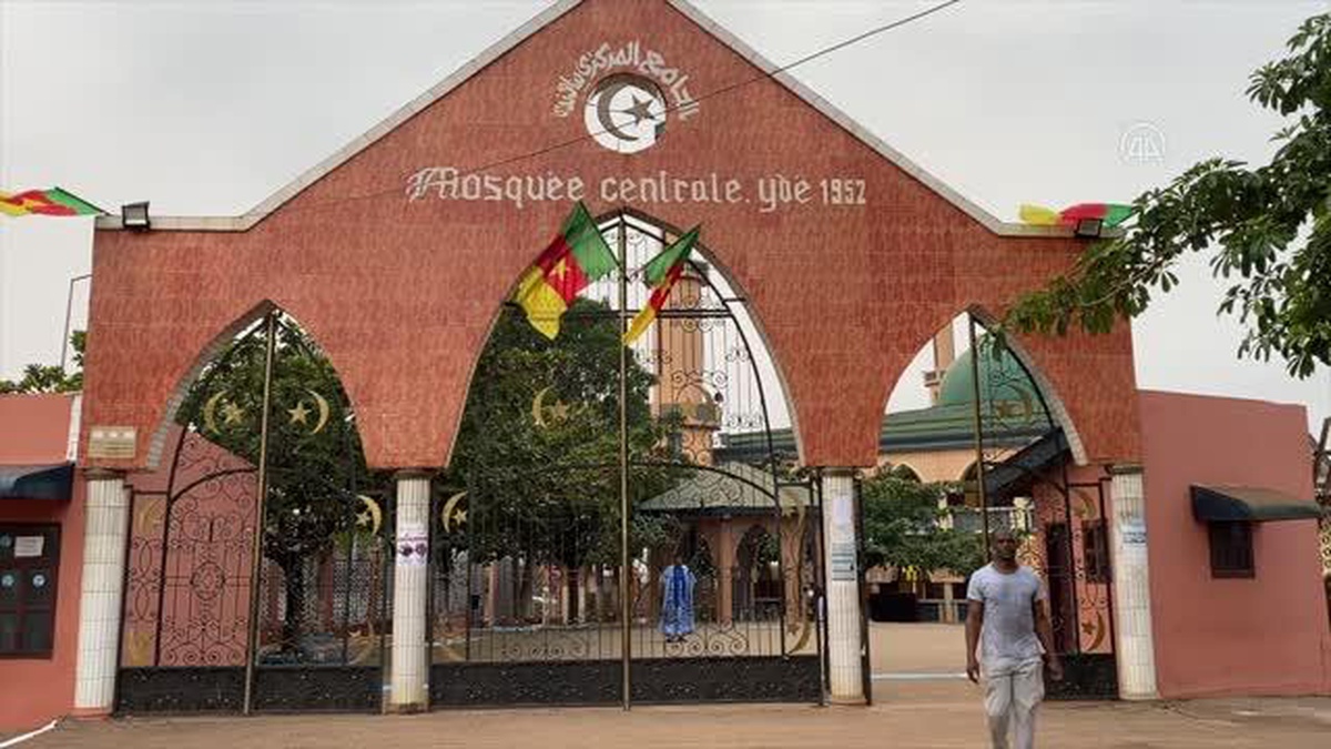 Kamerun\'da Müslümanlar bayram namazı için camileri doldurdu