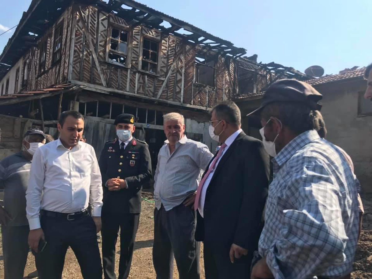 İki katlı ahşap ev çıkan yangında kullanılamaz hale geldi