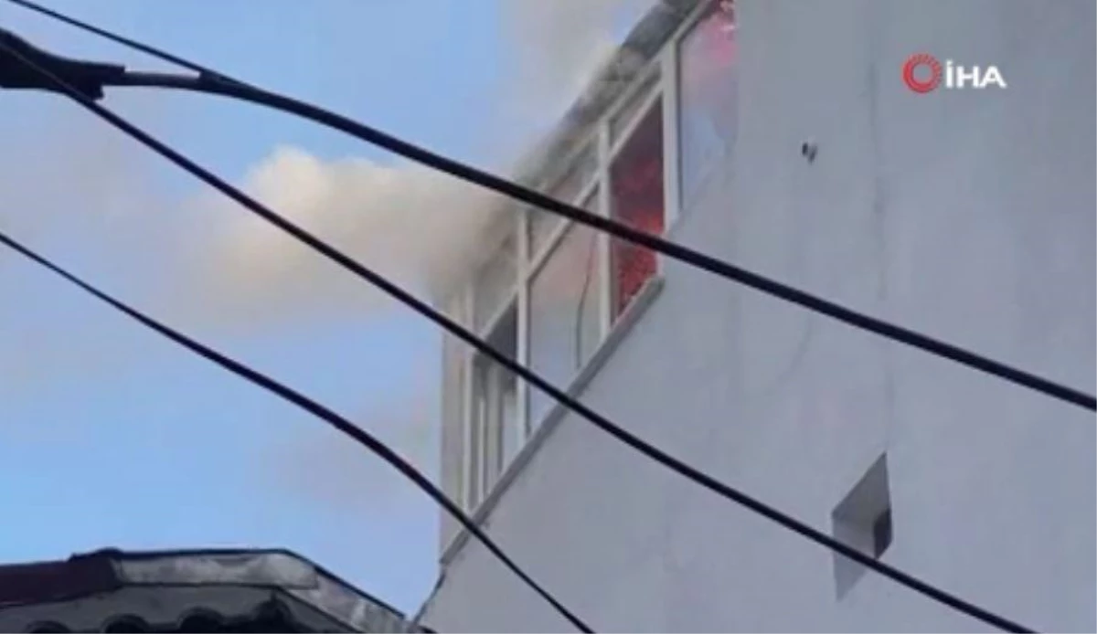 Son dakika haberleri... Kurban Bayramı\'nda yangın paniği: 4 katlı binanın çatı katı alev alev yandı