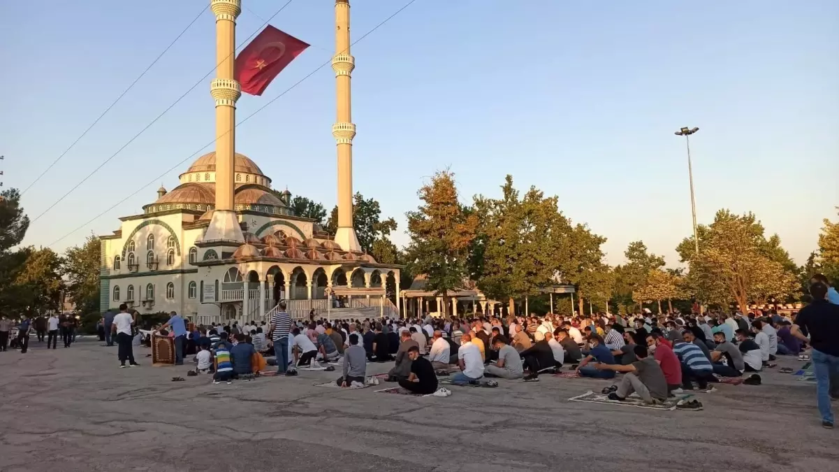 Malatya\'da bayram namazında camiler doldu