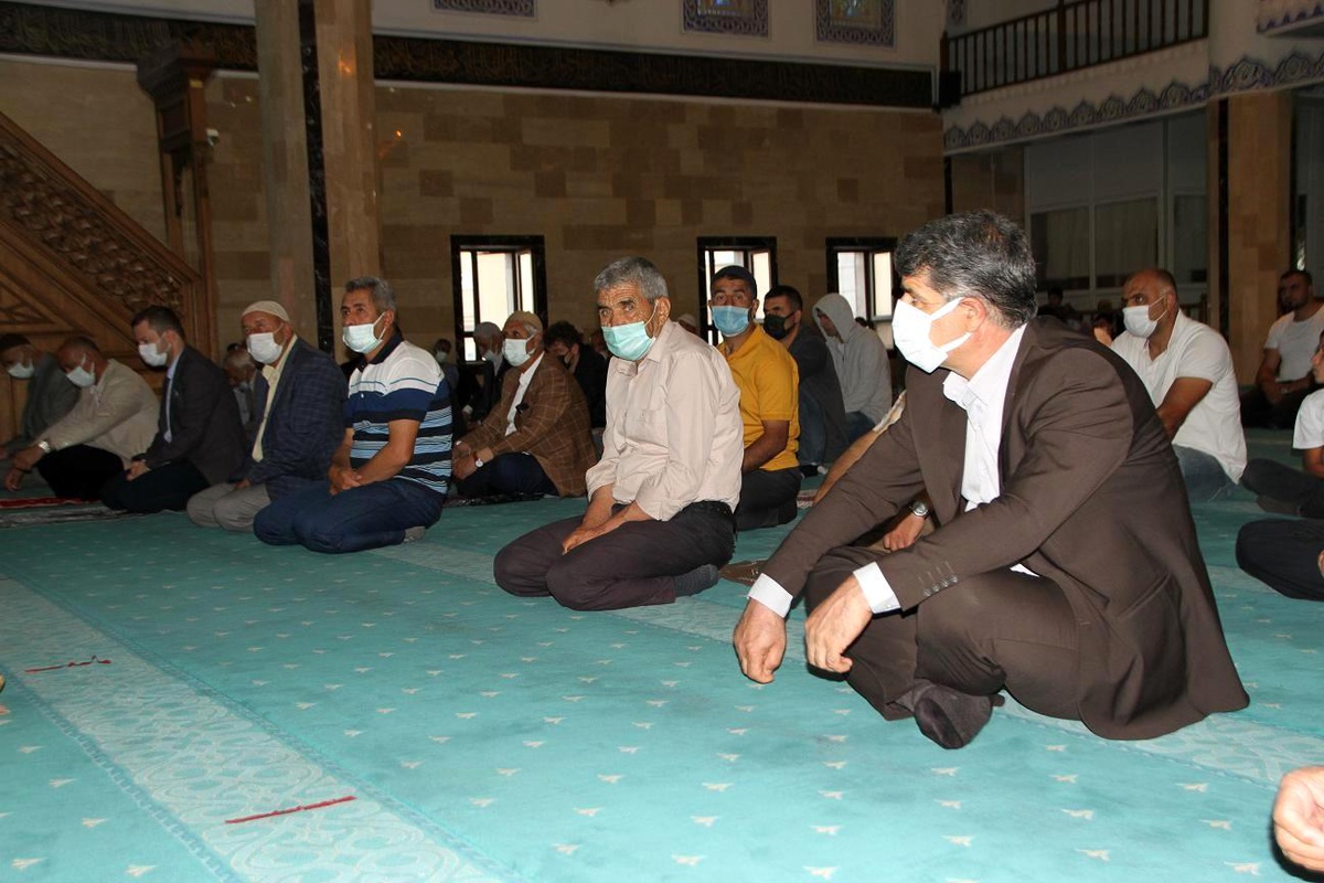 Malazgirt\'te bayram namazı pandemi tedbirleri çerçevesinde kılındı