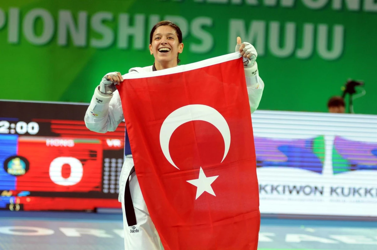 Son dakika... Milli tekvandocu Nur Tatar, kariyerinin tek eksiği olimpiyat altın madalyasını Tokyo\'da kazanmayı hedefliyor