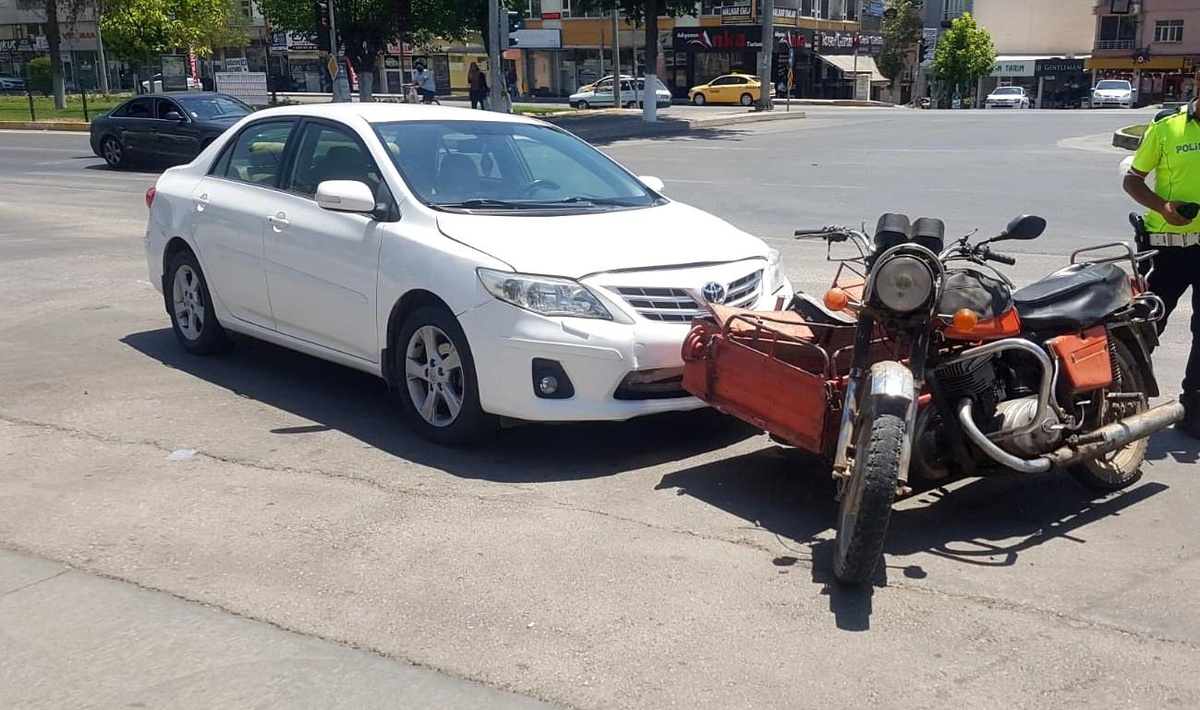 Motosiklet ile otomobil çarpıştı: 2 yaralı