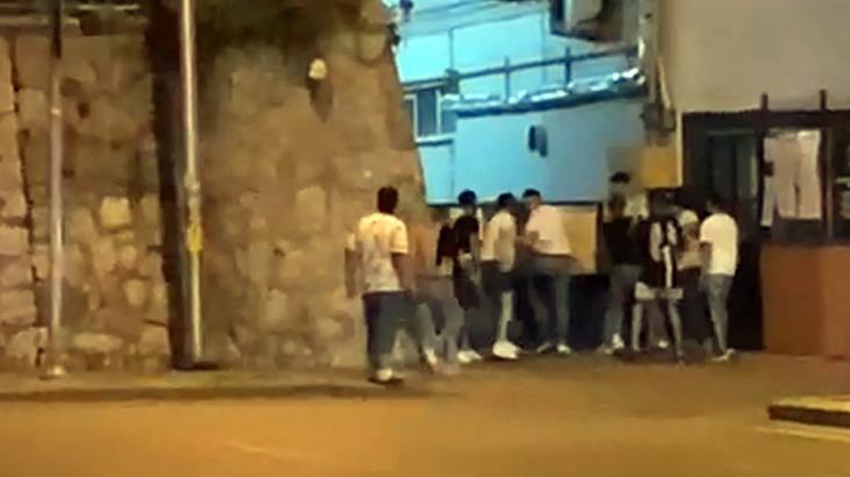 Orduevi önünde kalabalık grup 3 kişiye saldırdı, gençleri askerler kurtardı
