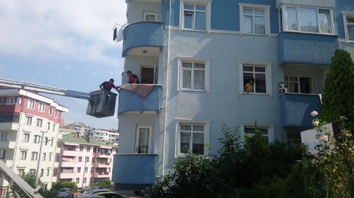 Son dakika... Rüzgarla kapı kapandı, mahsur kaldığı odadan itfaiyeciler kurtardı