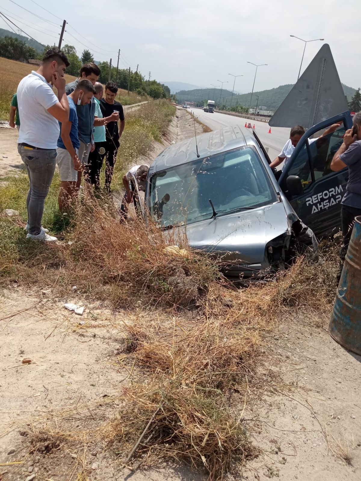 Samsun\'da kamyonet su kanalına devrildi: 6 yaralı