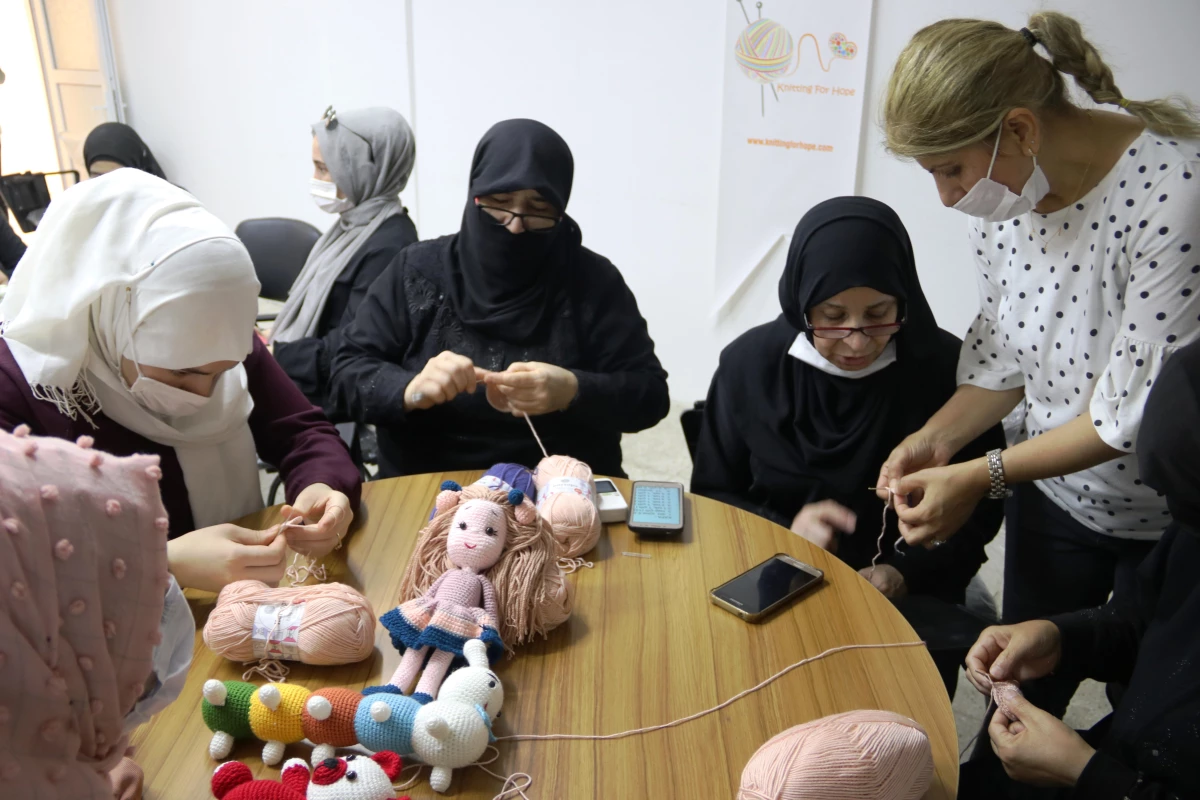 Şanlıurfa\'da Suriyeli kadınlar örme oyuncaklarla aile bütçelerine katkı sağlıyor