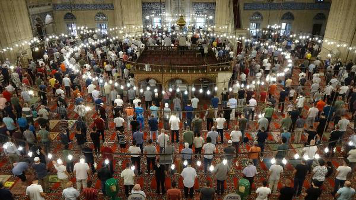 Son dakika haberleri: Selimiye Camii\'nde sosyal mesafeli bayram namazı