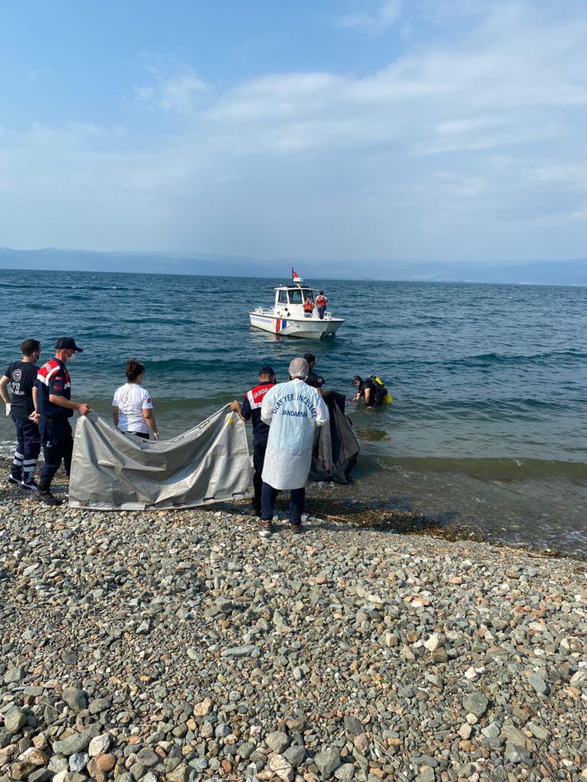 Serinlemek için İznik Gölü\'ne giren genç boğuldu