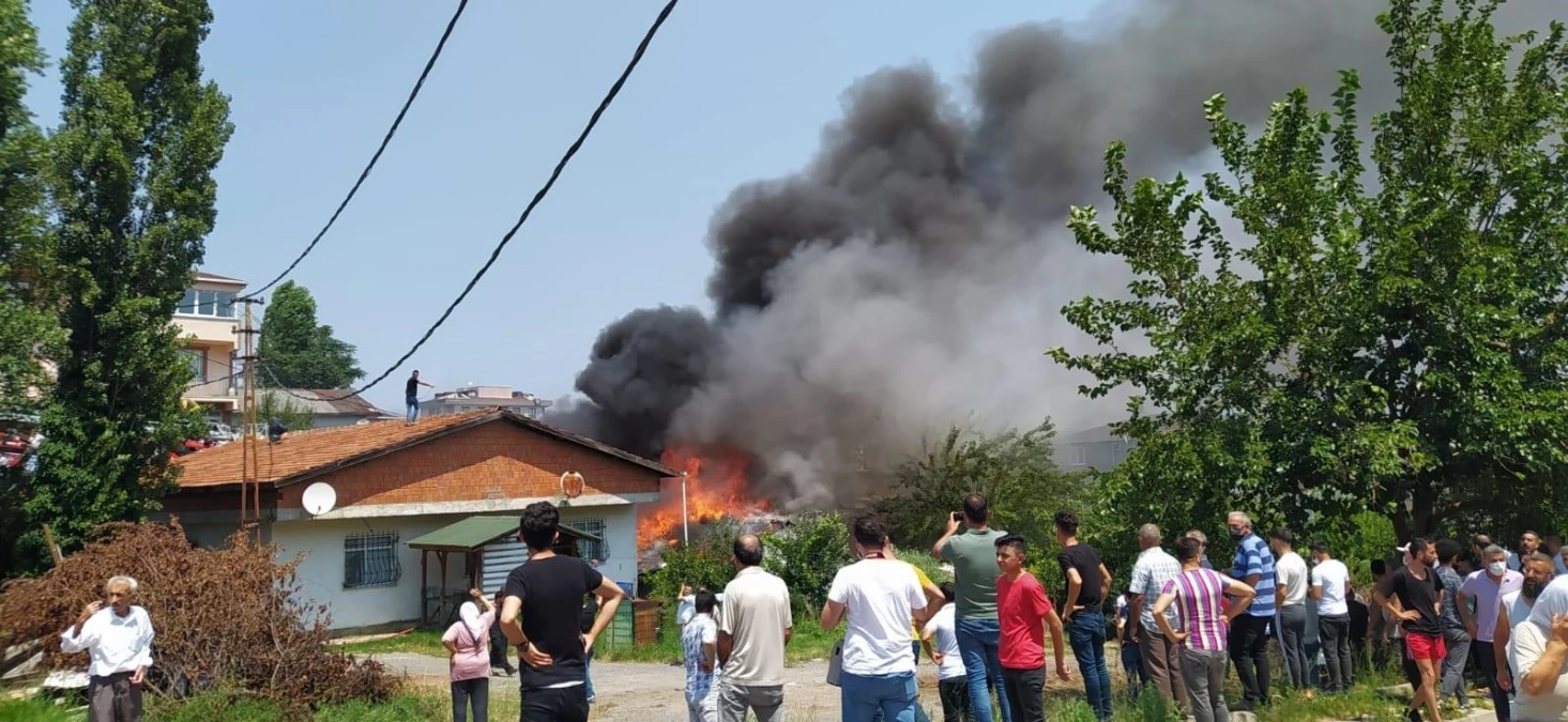 Sultanbeyli\'de bayram günü çıkan yangın mahalleliyi sokağa döktü