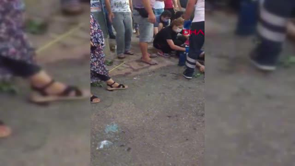 SÜRÜCÜSÜNÜN KONTROLÜNDEN ÇIKAN ARAÇ MARKETE GİRDİ: 1 YARALI
