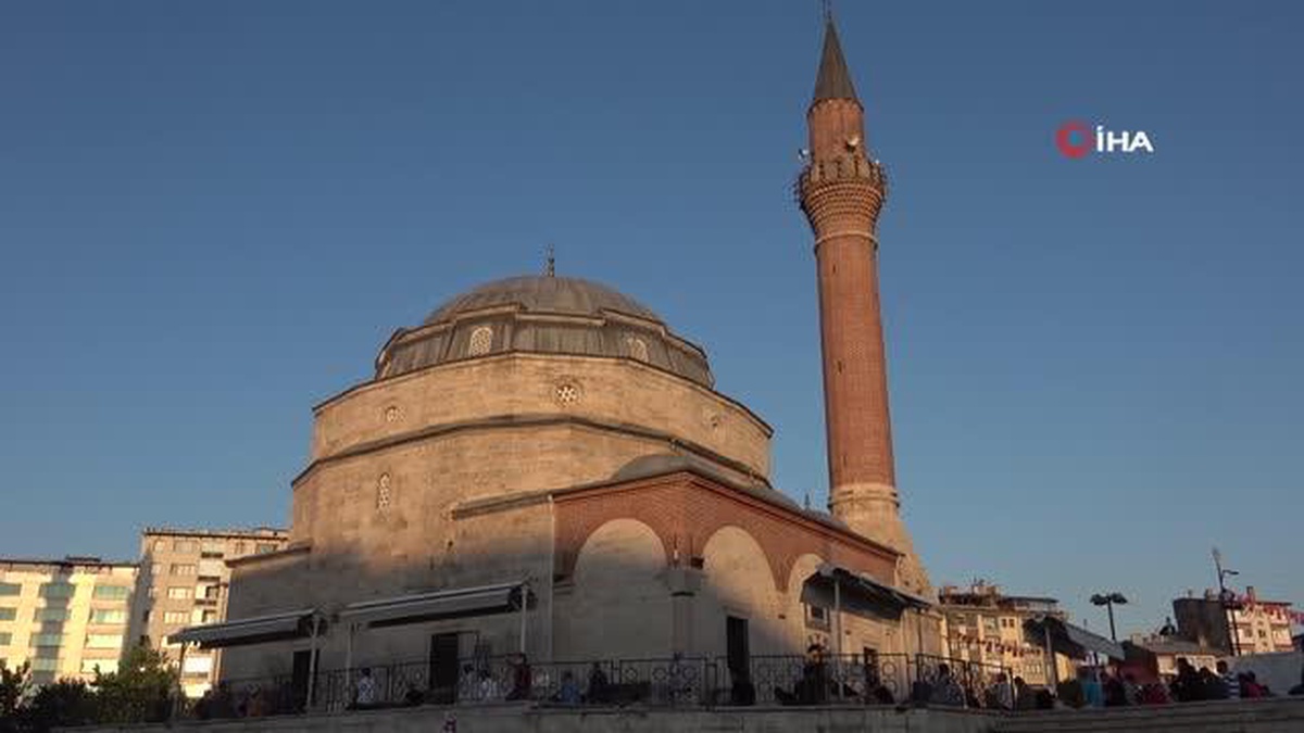 Tarihi Kale Cami\'de bayram namazı