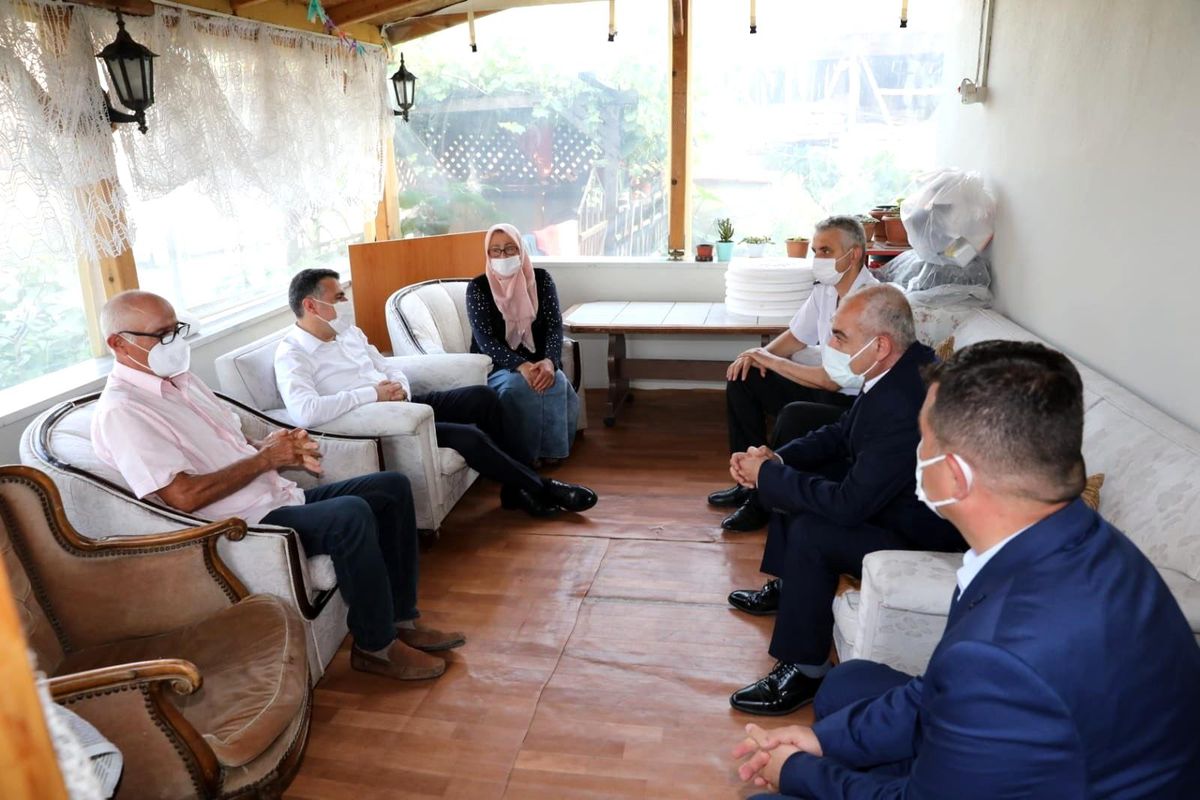 Vali Atay bayramda şehit ailelerini yalnız bırakmadı