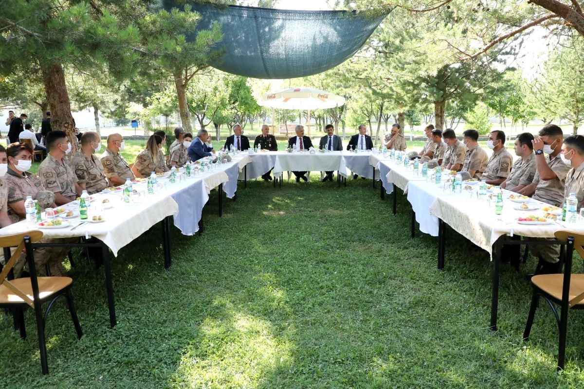 Validen görev başındaki personele bayram ziyareti