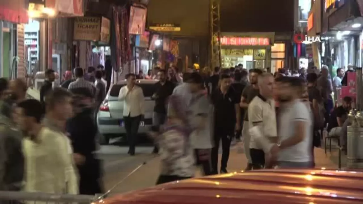 Yüksekova\'da bayram alışverişi yoğunluğu gece geç saatlere kadar sürdü