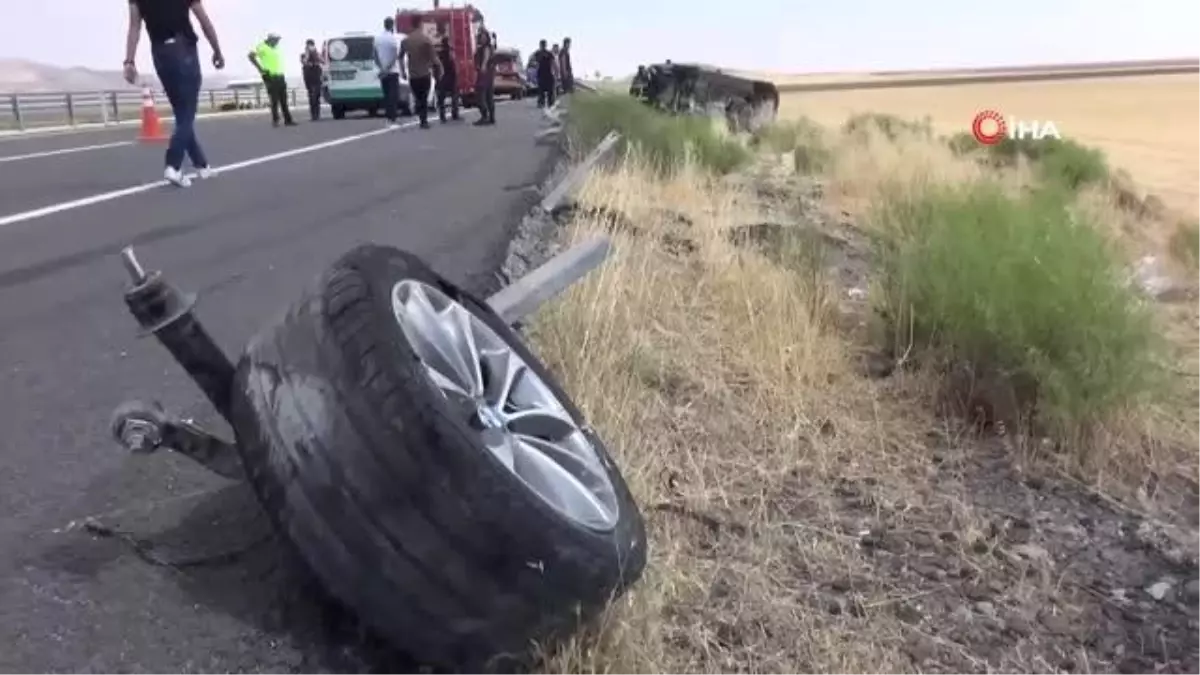 Aksaray\'da feci kaza...Çarpıp takla attığı bariyerler otomobile saplandı: 2 ölü, 4 yaralı