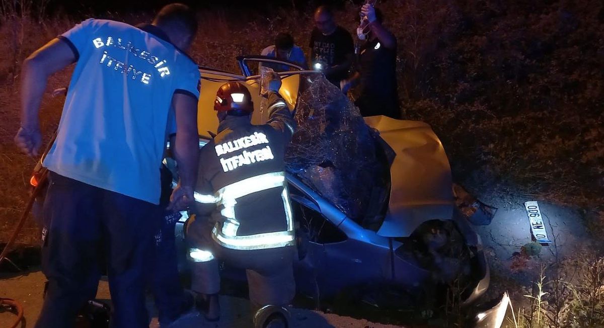 Balıkesir\'de iki otomobil çarpıştı: 5 yaralı