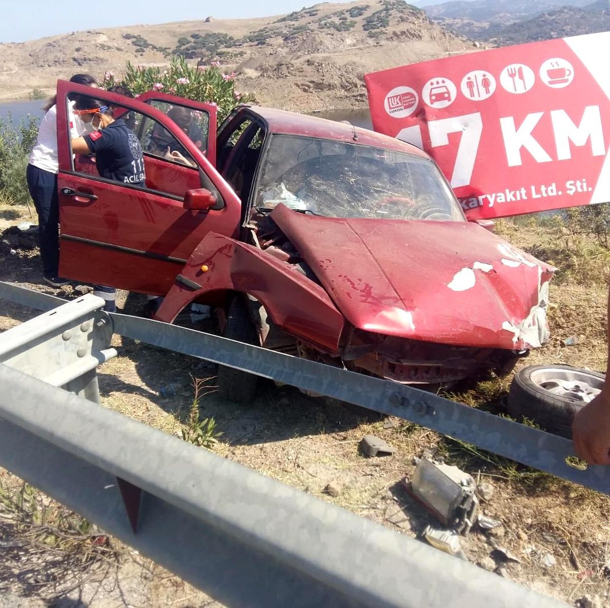 Bariyerlere çarpan otomobildeki 3 kişi yaralandı