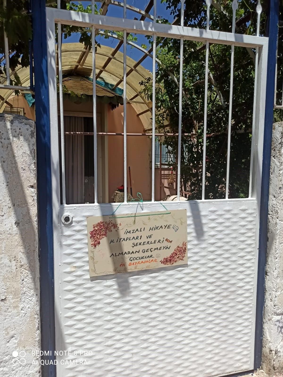 Bayram ziyaretine imzalı kitap hediyesi