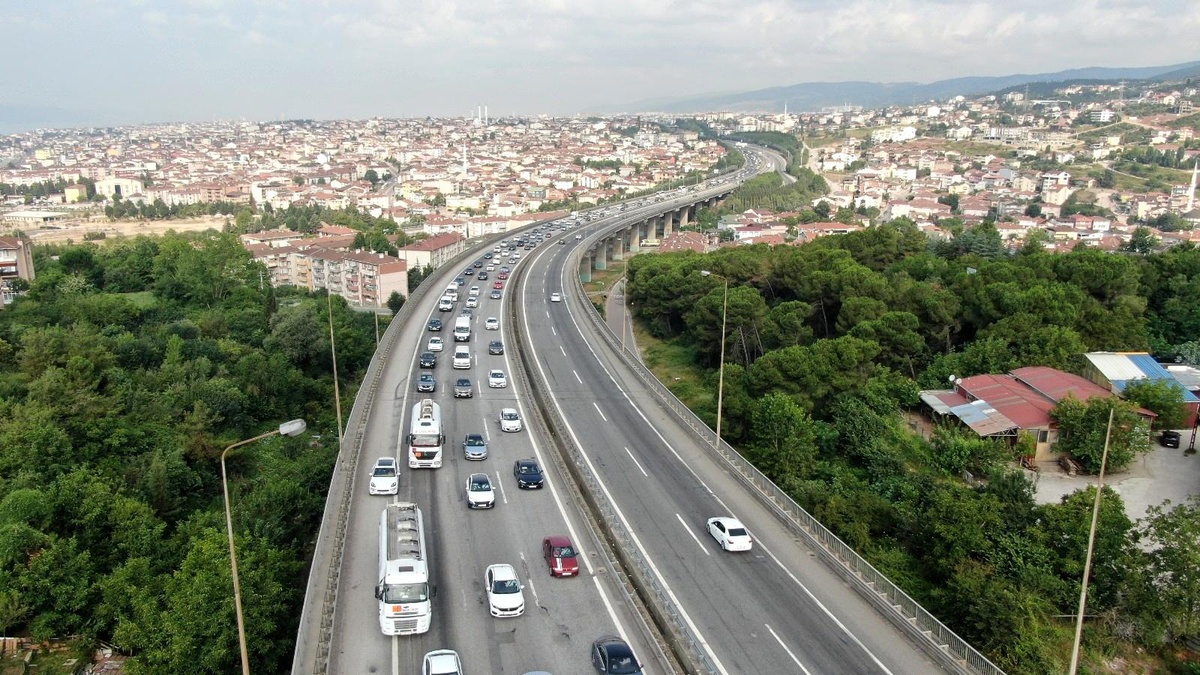 Bayramın ikinci günü yola çıkanlar TEM\'i kilitledi