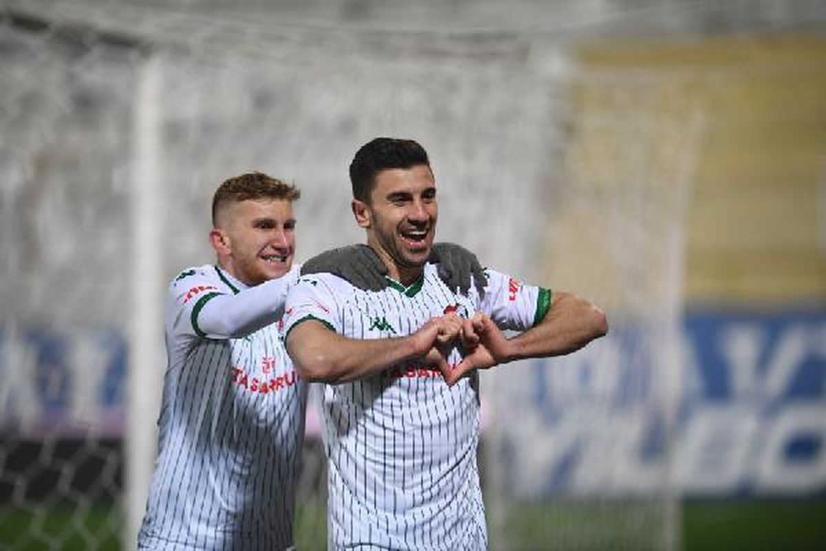 Bursaspor, Onur Atasayar ile 2 yıllığına anlaştı