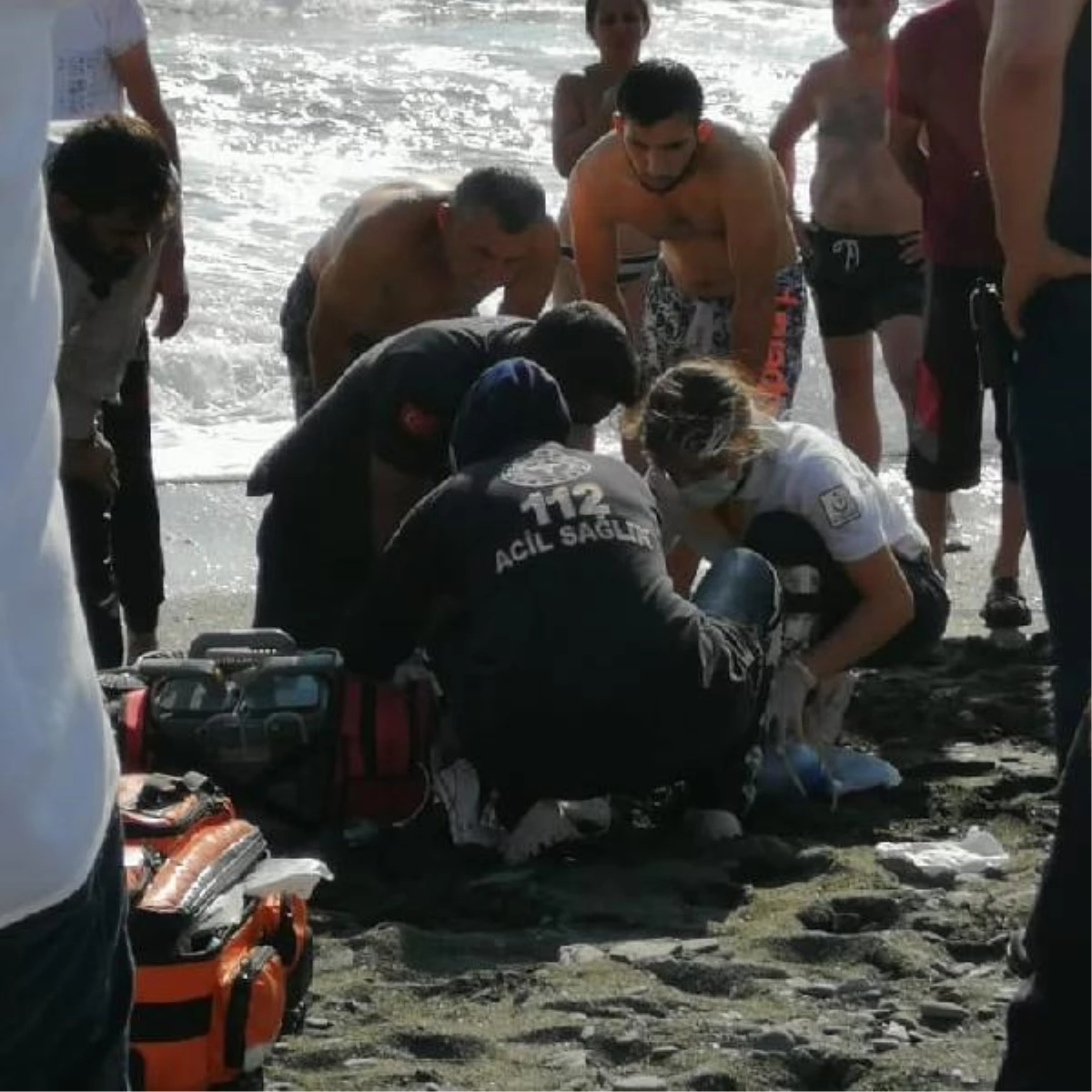 Denize giren Suriyeli 2 genç boğulma tehlikesi geçirdi