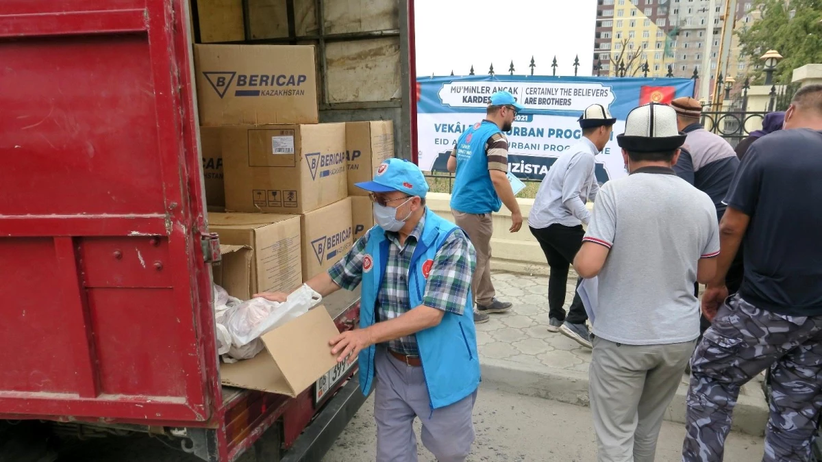 Diyanet Vakfı Kırgızistan\'da 6 bin aileye kurban eti dağıttı