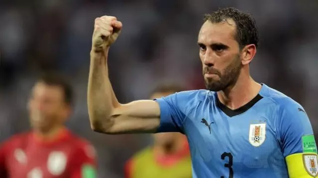 Dünyaca ünlü futbolcu Diego Godin, Beşiktaş'tan teklif aldığını duyurdu Dünyaca ünlü futbolcu Diego Godin, Beşiktaş'tan teklif aldığını duyurdu